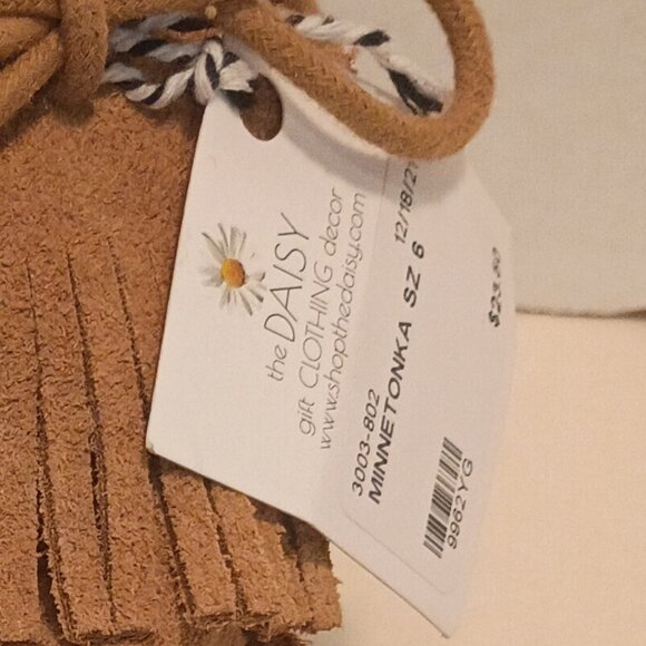 NWT MINNETONKA Classic Tan Suede Fringed Moccasins Women's Sz 6 - Picture 4 of 11